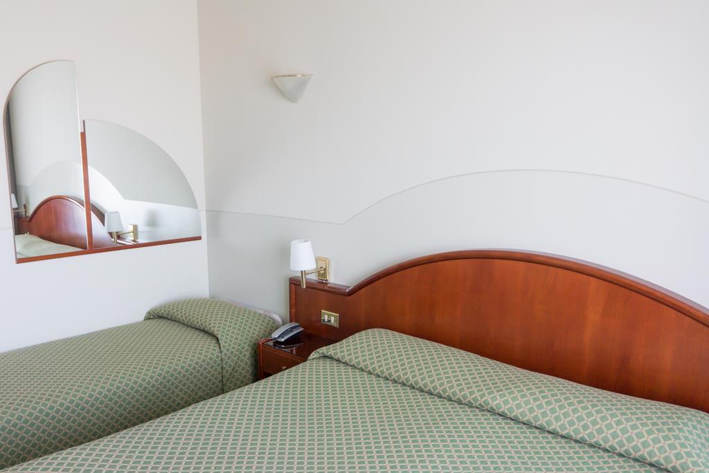 Hotel Porto Azzurro سيرمِيوني الغرفة الصورة